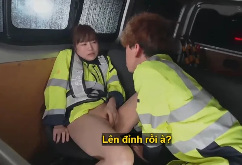Người vợ đi làm kiếm thêm phụ chồng yêu rồi lại rung động với cậu trai trẻ vì thiếu thốn